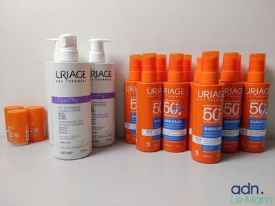 un gros plan sur plusieurs flacons de crème solaire posés sur une table