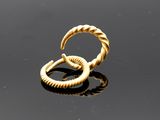 gros plan d'une bague en or sur une surface noire