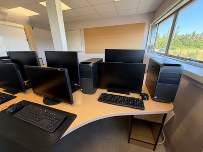 il y a de nombreux ordinateurs sur le bureau de ce bureau
