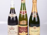 trois bouteilles de vin sont alignées sur une surface blanche