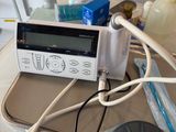 un micro-ondes posé sur une table encombrée d'objets divers
