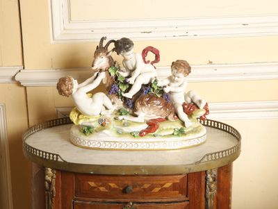 une petite table sur laquelle est posée une figurine