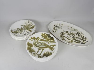 trois assiettes ornées d'oiseaux, posées sur une surface blanche