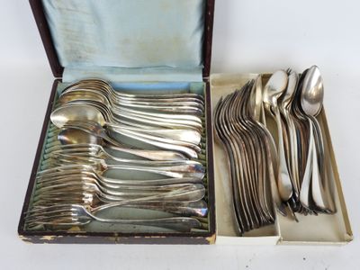 un lot de cuillères en argent et de cuillères dans une boîte