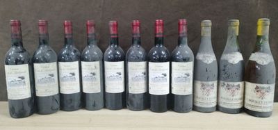 plusieurs bouteilles de vin sont alignées sur une table