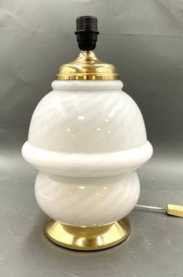un gros plan d'une lampe posée sur une table, dont la lumière est allumée