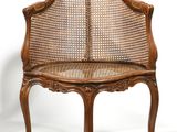 un banc en bois avec une assise en osier