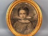 une vieille photo d'une femme en robe, dans un cadre doré