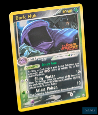 gros plan d'une carte pokemon sur fond noir