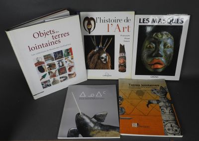 trois livres posés sur une table, avec des images de personnes et d'animaux