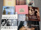 plusieurs livres posés les uns à côté des autres sur le sol, au-dessus d'une table
