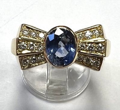une image d'une bague avec une pierre bleue entourée de diamants