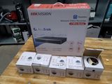 plusieurs boîtes de différentes tailles et des appareils électroniques de différentes tailles posés sur une table
