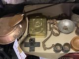 une table sur laquelle se trouvent de nombreux objets anciens