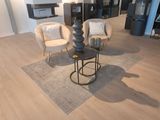 deux chaises et une table au milieu d'un salon