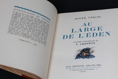 un livre ouvert sur lequel figure la photo d'un homme en uniforme militaire