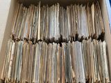 une boîte en carton ouverte remplie d'une multitude de dossiers papier