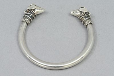 bracelet en argent orné de deux têtes de mort de chaque côté
