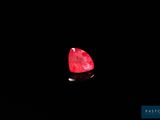 gros plan d'un diamant rouge sur une surface noire
