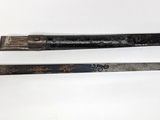une paire d'épées chinoises anciennes sur fond blanc