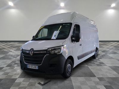 la camionnette blanche est garée dans une grande pièce au sol en damier