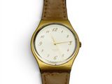 une montre en or avec un cadran blanc et un bracelet en cuir marron