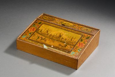 une vieille boîte en bois sur laquelle est représentée une ville