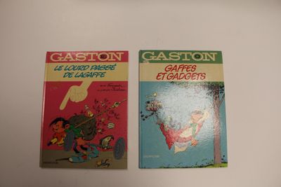 deux livres posés sur une table