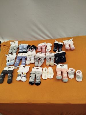 de nombreuses paires de chaussettes pour bébé disposées sur une table