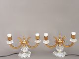 une paire de bougeoirs vintage en laiton et cristal sur fond gris