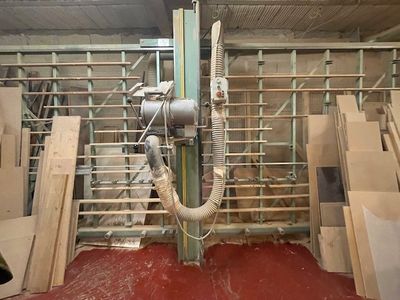 une photo d'une pièce où l'on voit beaucoup de bois et de tuyaux