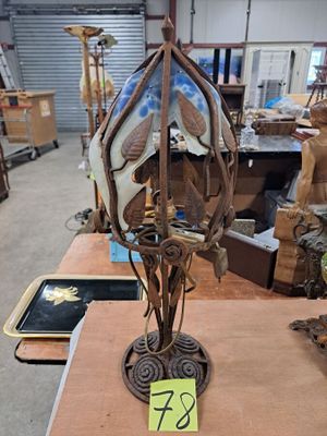 une lampe posée sur une table dans une pièce