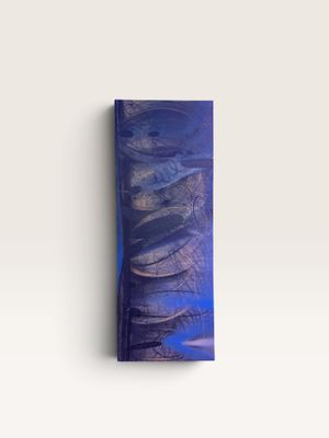 une peinture abstraite sur un mur blanc, avec un fond bleu