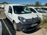 une camionnette blanche garée dans un parking à côté d'autres voitures