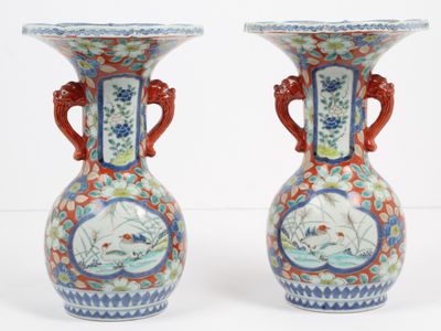 Paire de vases en porcelaine polychrome, à long col et ouver…