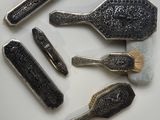 tout un tas de brosses à cheveux et de peignes posés sur une table