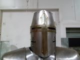 un gros plan sur le casque d'un chevalier exposé dans un musée
