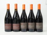 six bouteilles de vin rouge sont alignées sur une surface blanche