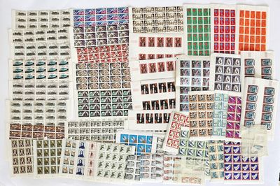 Plusieurs types de timbres sont exposés sur un fond blanc