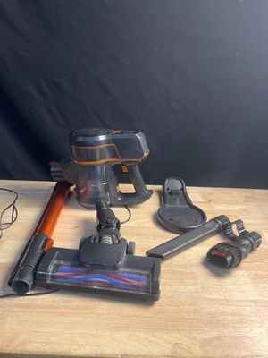 un aspirateur filaire posé sur une table
