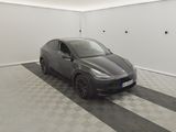 une photo d'une voiture dans un garage dont le sol est en damier