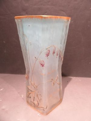 un vase en verre orné de fleurs, posé sur une table