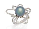 une bague en perle noire et diamants