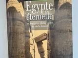 une image représentant un livre accroché au mur, sur lequel est collé un autocollant