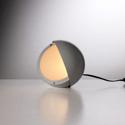 gros plan d'une lampe sur une table à fond blanc