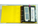 un gros plan d'un classeur jaune orné de timbres