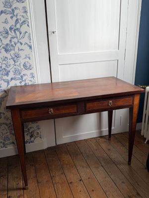 une table en bois avec deux tiroirs dans une pièce