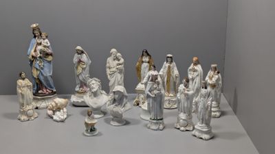 de nombreuses figurines posées sur une table