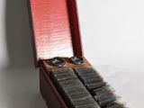 une boîte rouge contenant un tas de cartes noires