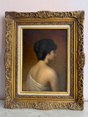peinture d'une femme en robe blanche dans un cadre doré